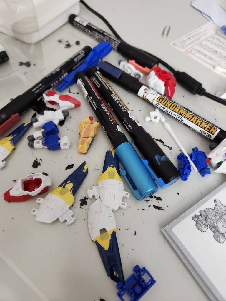 ぼくが作ったウィングガンダム。テープはパパがはってくれた。