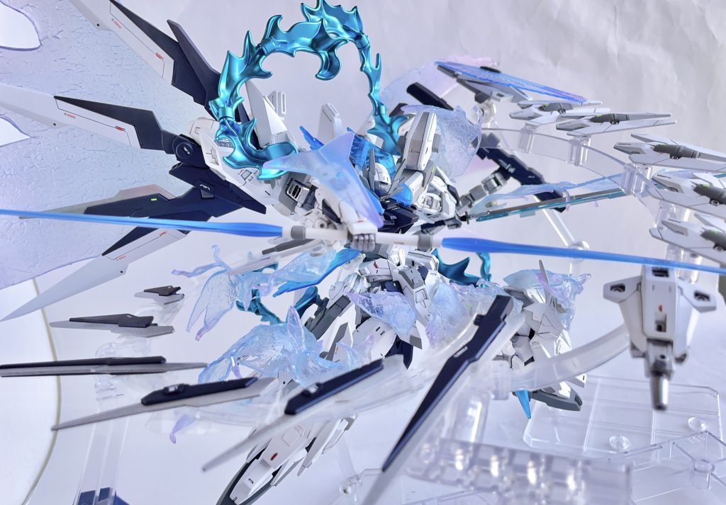 遠隔兵器数十個操作しなきゃいけない関係上、機体の操作難度はかーなり高めだったり……