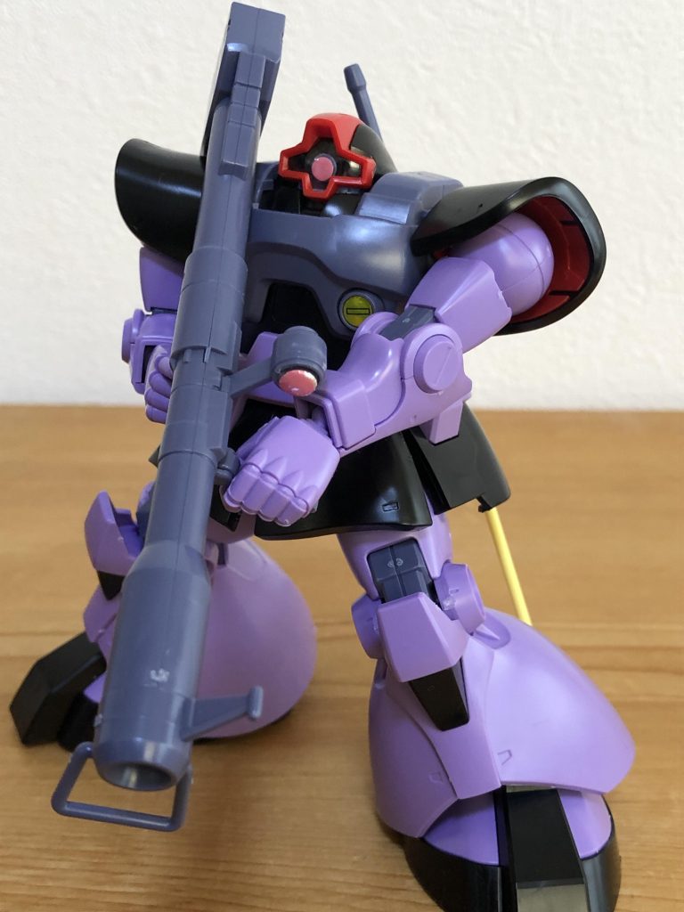 ジャイアント・バズのスコープは本当にこの組み方で合ってるのか不安。説明書の写真とかではもっと奥まで入ってるように見えましたが。かなりきつくて無理矢理押し込んだら側面が白化してしまいました。しかも押し込んだ際に擦れてシールもボロボロ。もしや凹面にシールを貼ってそちらが表に来るように入れるのが正解だったのでしょうか。