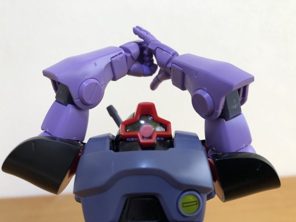 オルテガハンマー。三体セットのキットにはこれ再現用の専用パーツが付くそうですが、これは単体版なので平手を使ってそれっぽく。