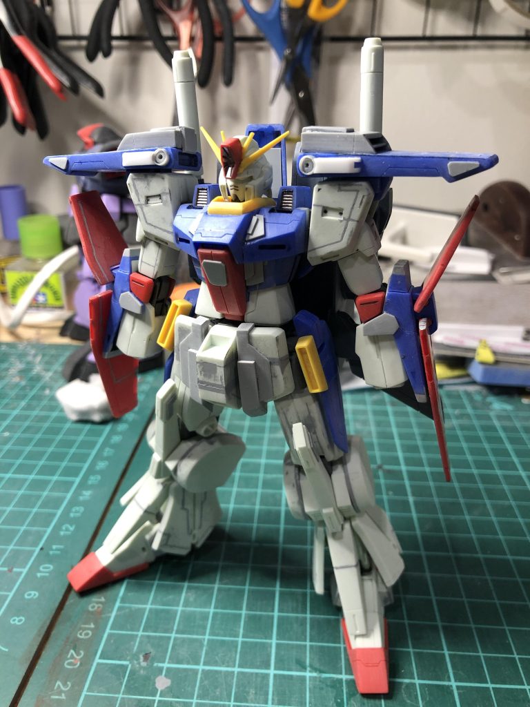 ディティールアップ少々。股関節幅や足の延長とか胸の厚みなどバランスみながら改修してます。友人が彫った筋彫埋めと塗装剥しが面倒でした。なかなか手間のかかった1機。