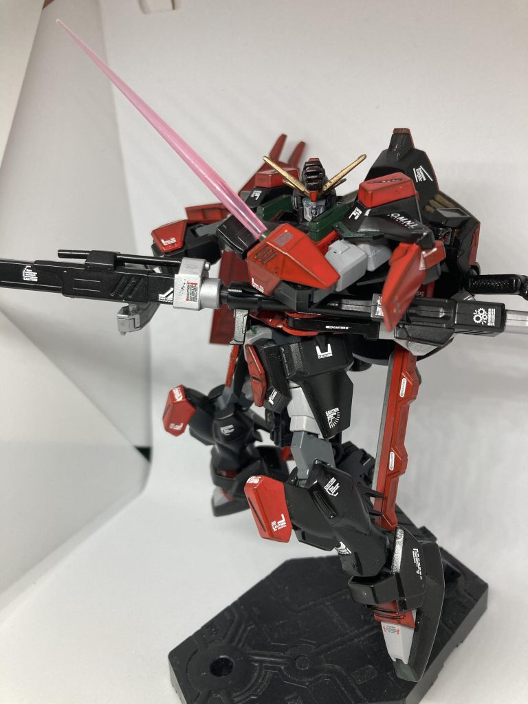 腕部には機関砲ではなく、ビームサーベルをマウントしており、唯一の接近戦武器として使用。