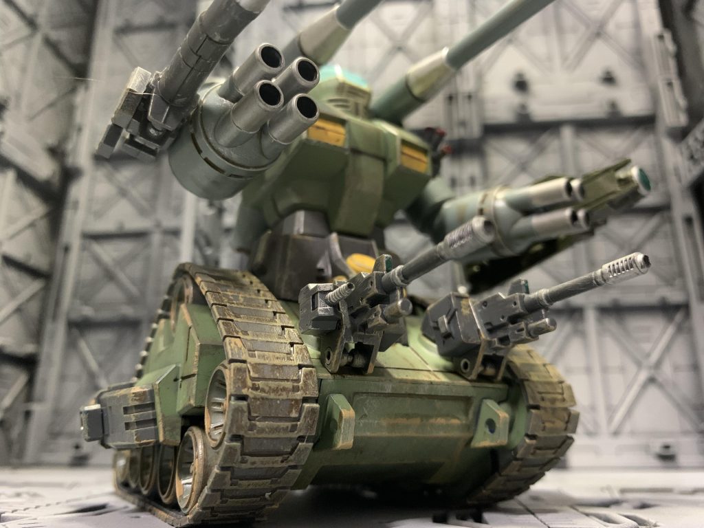 ガンタンク改実戦での運用時、敵機接近時にほとんど無防備であることが問題視されとある基地で現地改修された機体ミキシング素材、というか追加装備はだいたい30MMから引っ張ってきています。履帯周りのウェザリングを頑張りました!