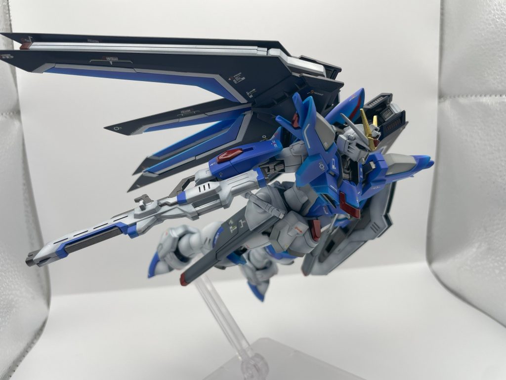 突入時をイメージしたポージング、やはりフリーダムはカッコいいですね。