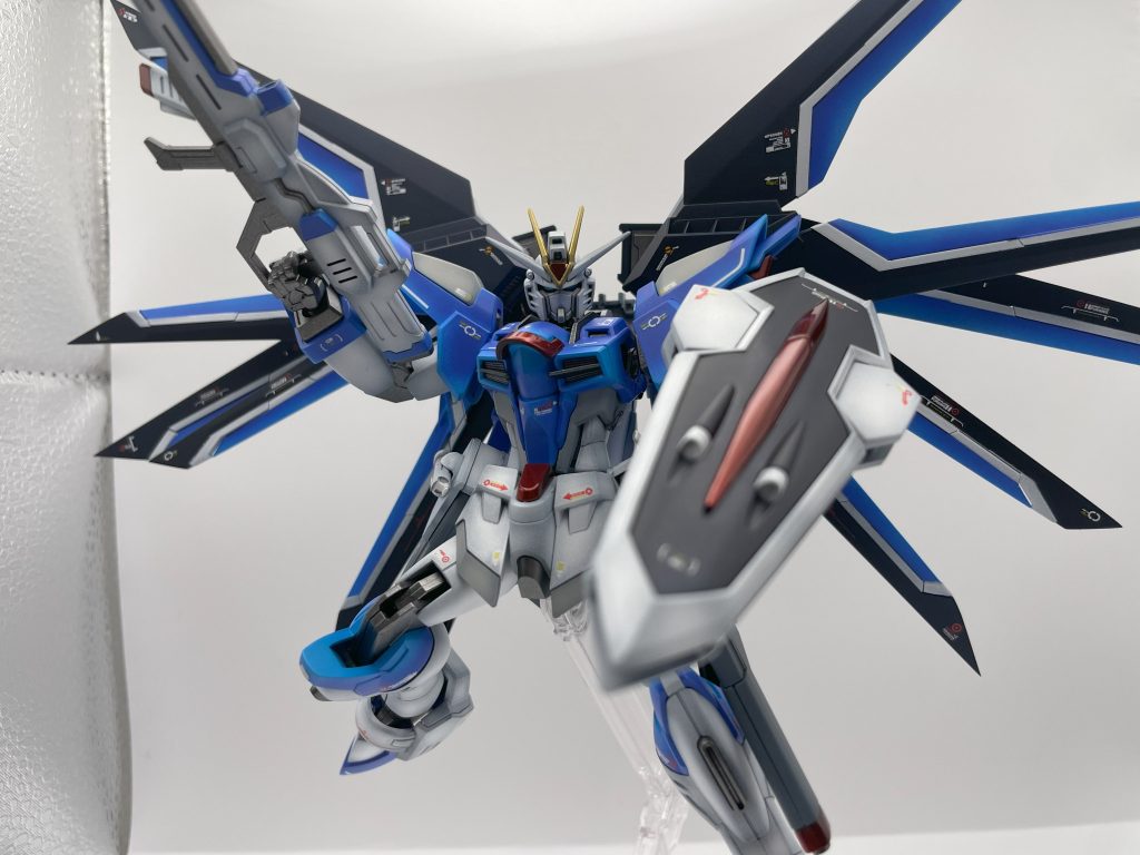 パッケージのポーズ塗装がはがれるのが怖くて、この状態が限界でした。ハイマットフルバーストは塗装がやばそうだったので、あきらめました。今回のフリーダムは前回のエピオンと同じグラデーションを掛けつつ、MGEXのストフリのクリアパーツのクリスタル感がカッコよかったので、キャンディ塗装にしてみました。結構いい感じにできたと思います。前回のエピオンがあんなに沢山のいいねが貰えるとは思ってなくて、正直めちゃくちゃうれしかったです。コメントくださった方もありがとうございます。