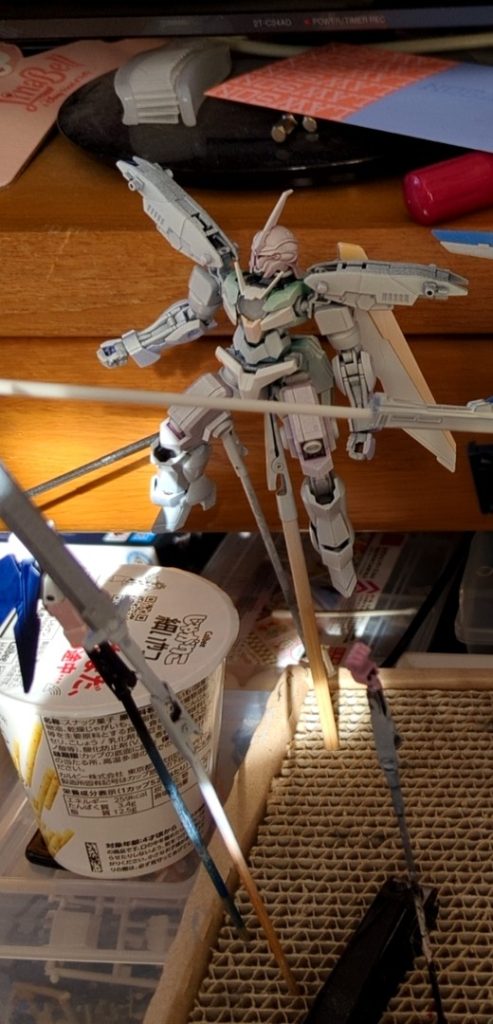 中期、肩周りが寂しい感じがあったのでなんかの余りパーツを乗っけてみたり、脚部のスラスターを外したりして迷走中。