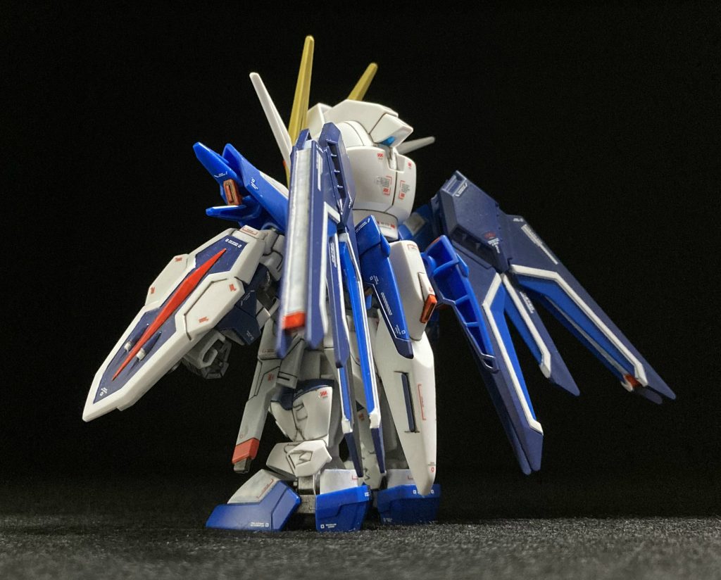 部分塗装に使用した塗料・赤:ガンマカ/ガンダムレッド・濃青:Mr.カラー/ティターンズブルー2・淡青:Mr.カラー/ティターンズブルー2+白・黄:Mr.カラー/イエロー+ゴールド・グレー:ガンマカ/ガンダムグレー・関節部:水性ホビー/焼鉄色淡青(前腕や膝まわり)は成形色と色合いが異なりますが結果OKとしました。