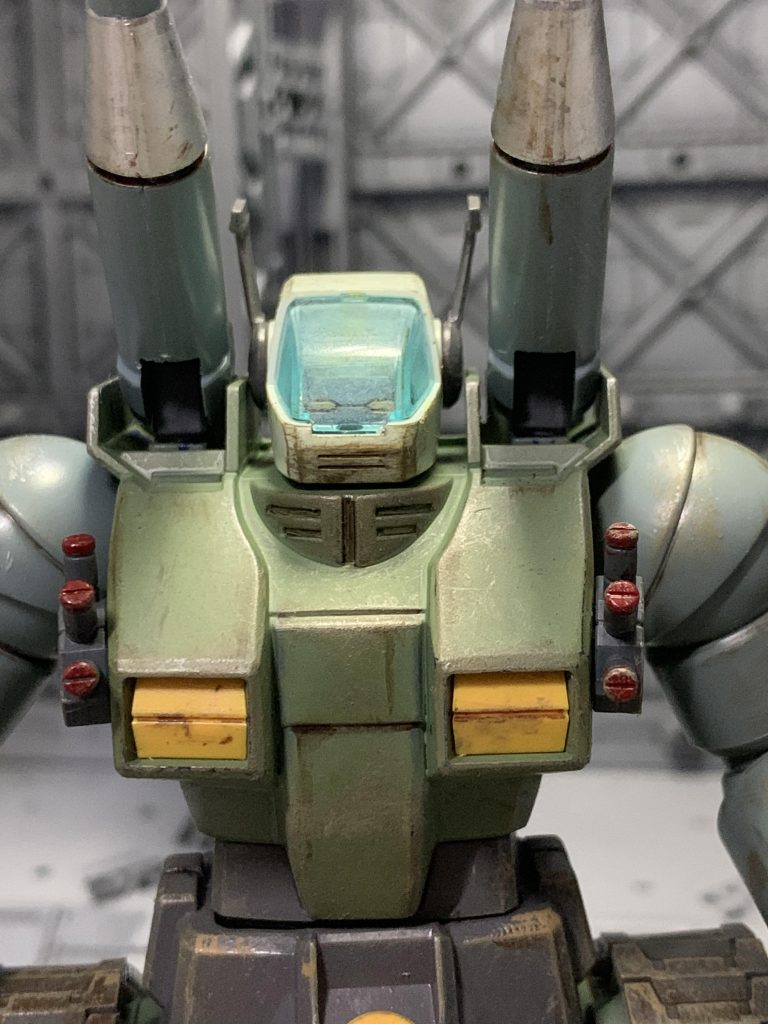 バイザーは中の人がイマイチ決まらなかったので磨りガラス風になりました。俺ガンタンクを作ってみたい!という衝動から作り始めた機体でした。昔のキットだけあって苦労も多かったですが、楽しく作れました😄ご覧いただきありがとうございました!