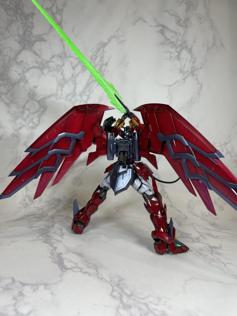 翼のグラデーションは装甲の重なりのイメージでグラデーションをかけてみました。2色の赤色を調色で作るのが大変でしたがイメージ通りで良かったです。