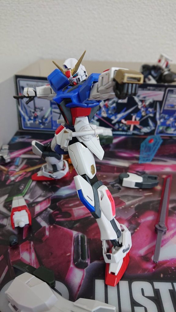 ビルドバーニングガンダム弐式は装甲が軽く、薄いため相手の攻撃を喰らうとすぐに破損してしまう。しかし装甲が軽いため素早く動くことができ、敵機に殴りこむことができる。