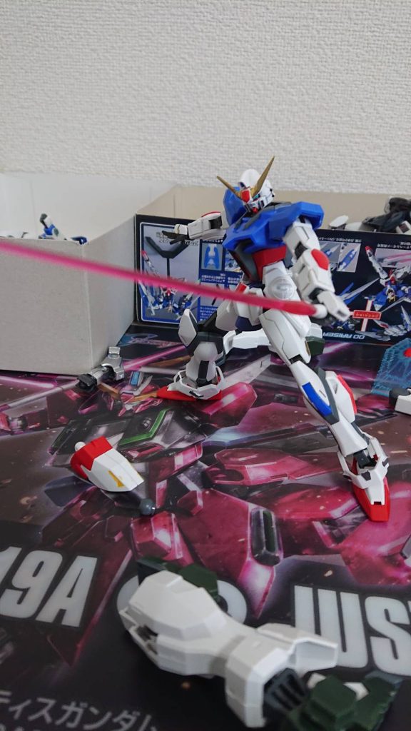 ビルドバーニングガンダムにはなかったビームサーベルがあり、敵機を切ることも可能だ。サイドスカートにマウントができる。さて、今回は撮影の場所を変更して「ガンプラを改造している机」をイメージして撮影しました。まぁ多分すぐに元に戻ると思いますけどね。今回は予告していたグラディスアーマーを載せることができなかったので、グラディスアーマー装備状態を今日中に上げたいと思います。では、また会いましょう👋次回「ビルドバーニングガンダム弐式グラディスアーマー装備」
