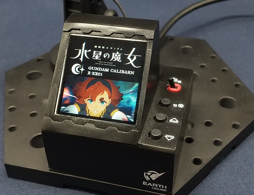 操作盤はプラ板の箱組みです。プラ板工作の練習も兼ねて敢えてちょっと複雑な形にしました。ここには最終決戦の流れを意識してオックスアース社ではなく地球寮のロゴマークを。