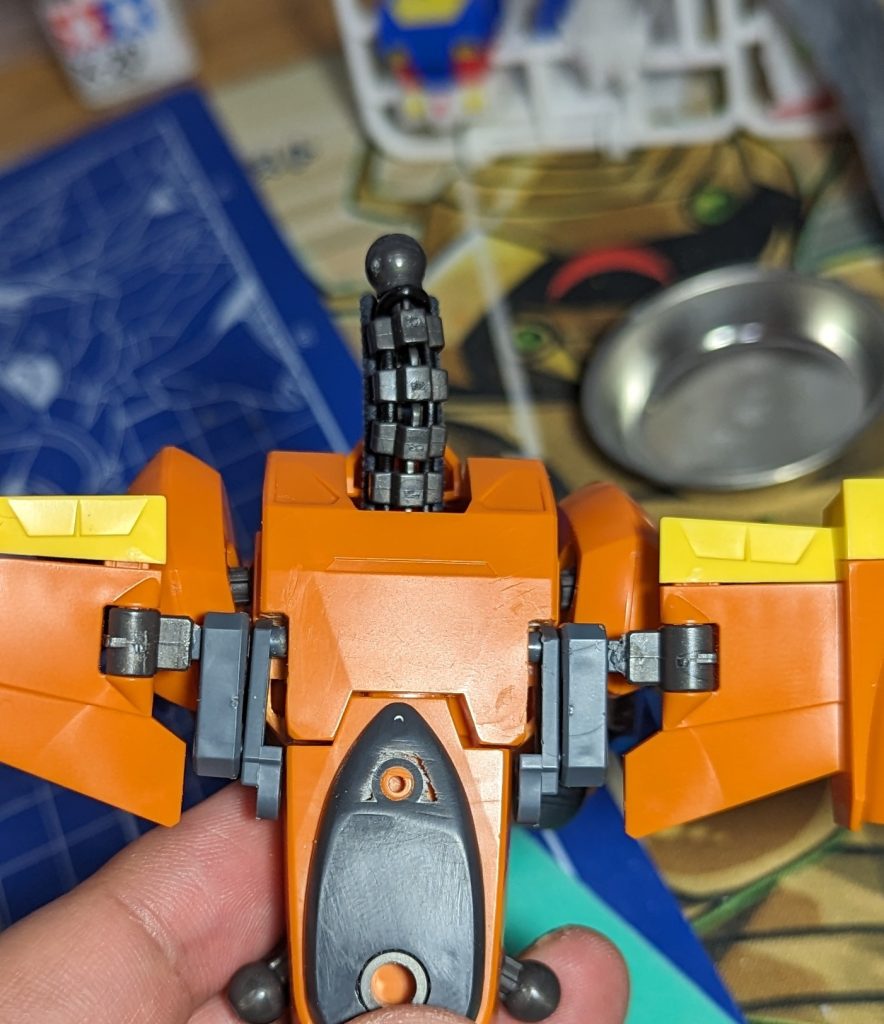 ラゴゥ翼部の改造上下にしか動かない構造になっていたため、上下動作に加えて回転もできるように改造!翼部分と胴部分の2個所を回転させることができるので、デゼルティーガへ合体プロセスの中で翼部を取り外すことなく合体することを可能にしました!