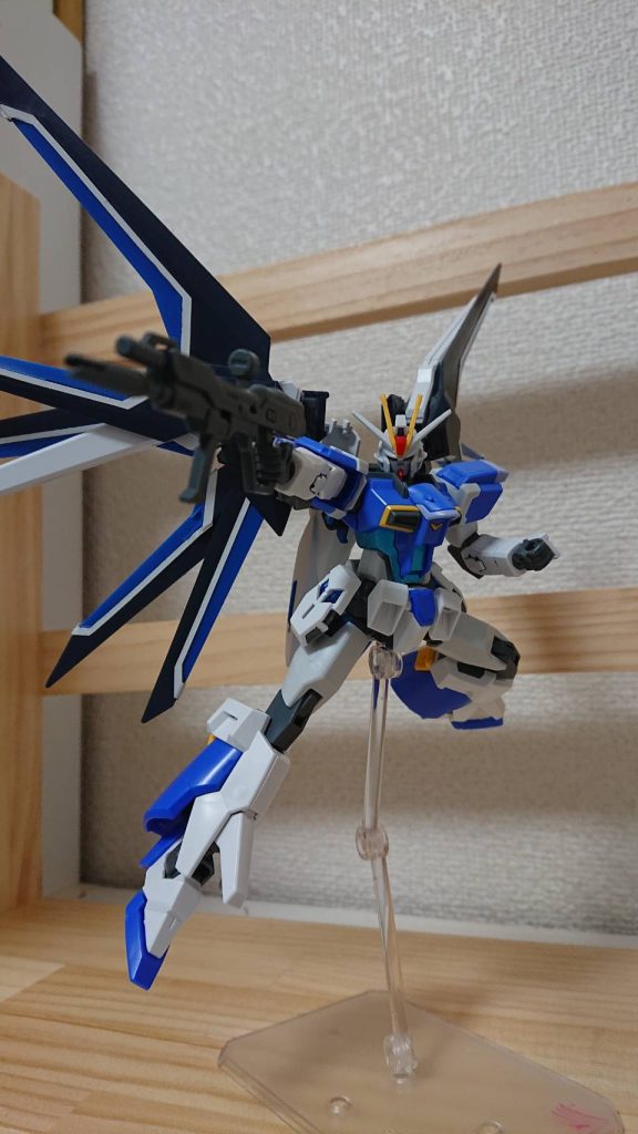 武装は高エネルギービームライフル シヴァ、長射程高エネルギーレール砲セクメイト。どちらも一撃の破壊力は高く、量産機体ならばシヴァで簡単に落とすことができる。