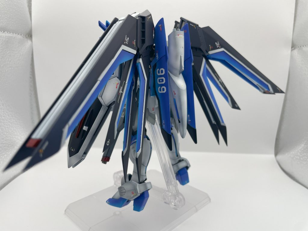 この背面のてんこ盛り具合がかっこいいですね!クソデカ909のデカールを張りましたが、結構よかったかな、と思っています。まぁほぼ見えませんが。主翼は、羽ピンピンだよ!ってな具合に尖らせてます。