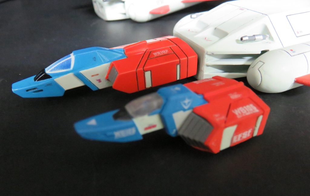 キットのコアファイター部分(写真奥)は、明らかに大きすぎ、同スケールのガンダムなどに到底入る大きさでないので、コアファイターは、フルスクラッチで作成した。