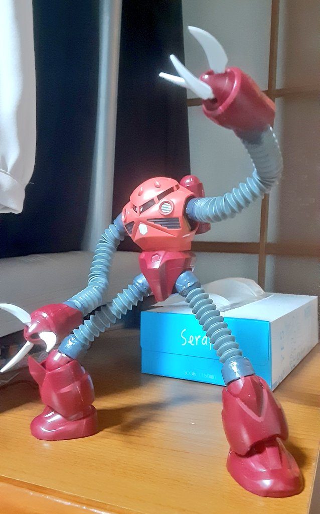 腕や足が伸縮します(笑) 