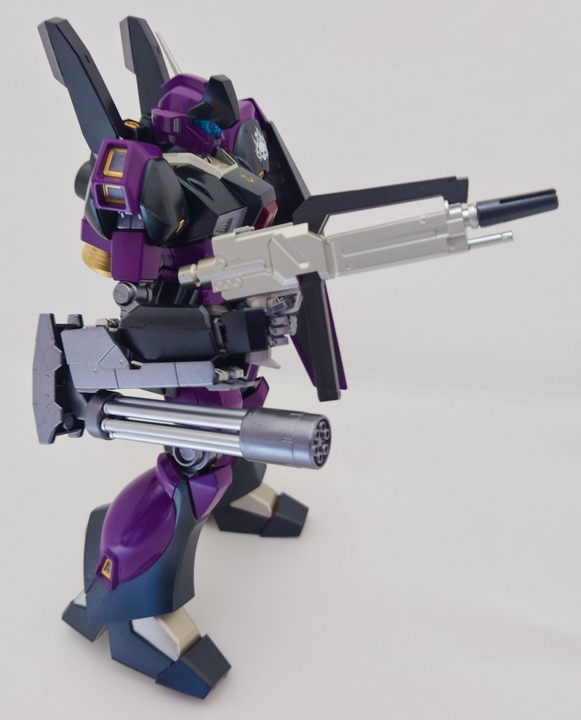 武装ですが、最初はシンプルにビームライフルとシールドのみを考えていたのですが、特殊部隊所属機をイメージしておりますので右腕に特殊装備のガトリングユニットを取り付けてみました。