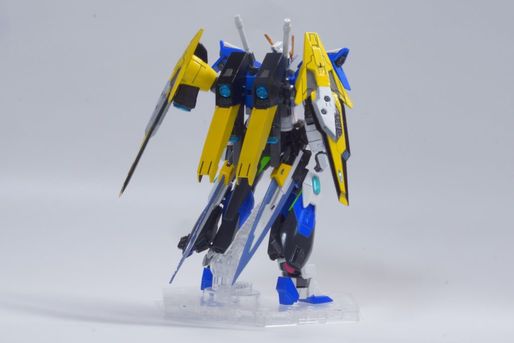 ーーーーーーーーーーーーーーーーーーーーーーーーーーーーーー 背面中央にブースターバインダー、左右にフレキシブルブーストポッドを装備する。全体のシルエットはガンダム試作1号機フルバーニアンをモチーフとしており、そこから大きく逸脱しないようシンプルな装備構成になっている。GNソードⅡバレルは非使用時は腰に懸架し、使用する際に取り外す。ーーーーーーーーーーーーーーーーーーーーーーーーーーーーーー※ダイバーエースユニットやバインダーガン、ライトニングバックウェポンシステム等をミキシングして制作しました。高機動を演出するために、GNバーニアを6基配置したりしています。