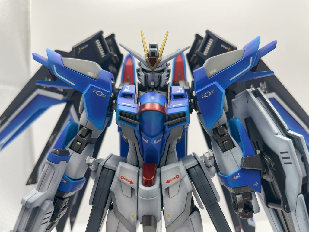 最初の出撃シーンをイメージした素立ち、こう見ると結構悪役顔のようにも見えますね。