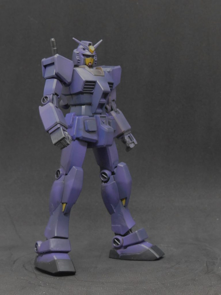 プロポーションはいじらず、股関節を少し大きく開くようにしたのみです。塗装は紫に青を少し混ぜたものを基本色として黒を少しずつ加えたものを2段階ほどエアブラシでグラデーションしました。この塗装だとマスキングしなくても雰囲気よく（いかにもエアブラシ塗装っぽく？）なって好みです。