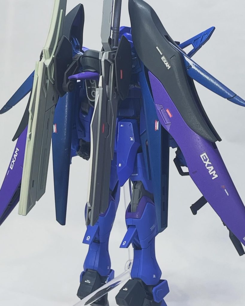 瞳を赤に塗るのは勿論、デカールもEXAM搭載明記にしてみました。ニュータイプはいないかもしれませんが。