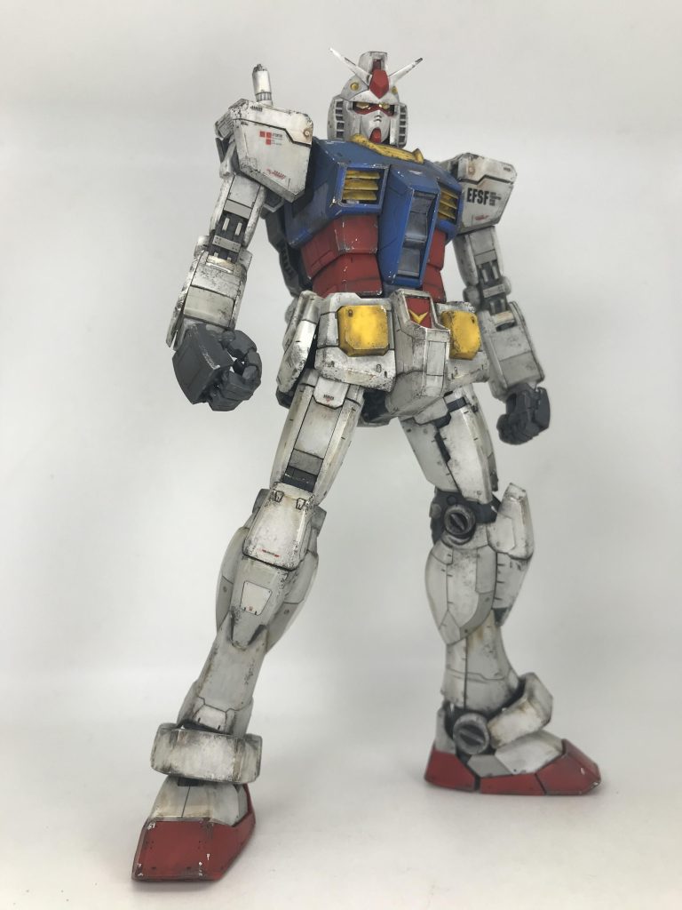 このモデラーズステッカーはかなり良いですね!ガンプラに付属しているマーキングシールより薄いし、デカール貼りが面倒と思っている、私みたいなお手軽モデラーには待ち望んでいた商品!😃しかも100円とは…😍あとはツインアイが暗かったので、ゴールドのラピーテープを貼り付けました