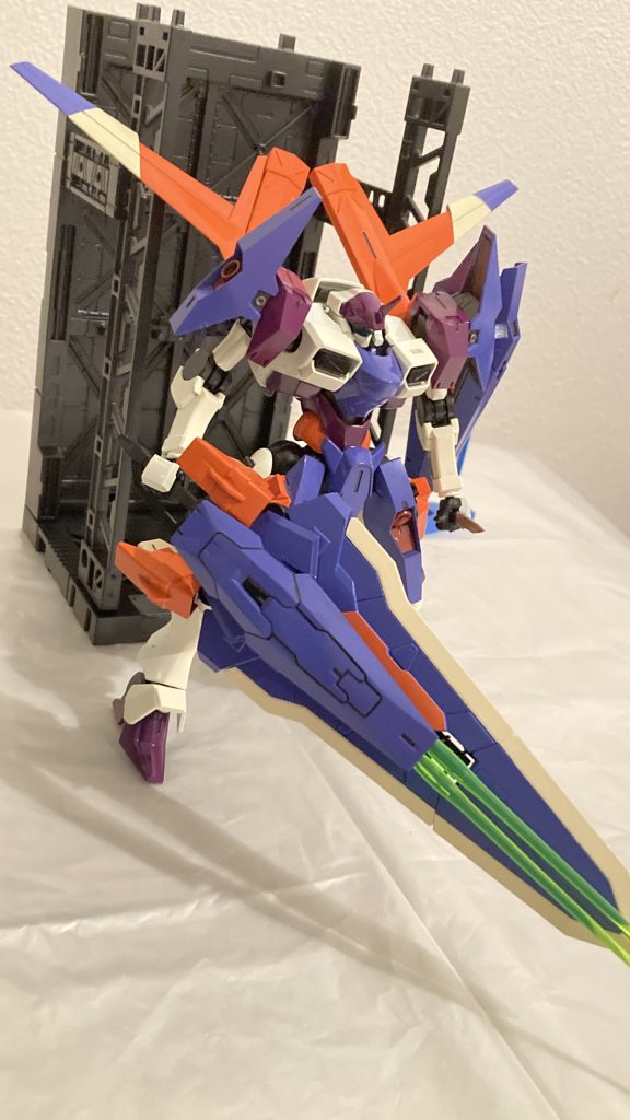 ガトリングソードとシールドクローをドッキングさせたマルチクロススラッシャーフォーム実刃とビーム刃の両方の属性を持つ為、防御不可能な装備である