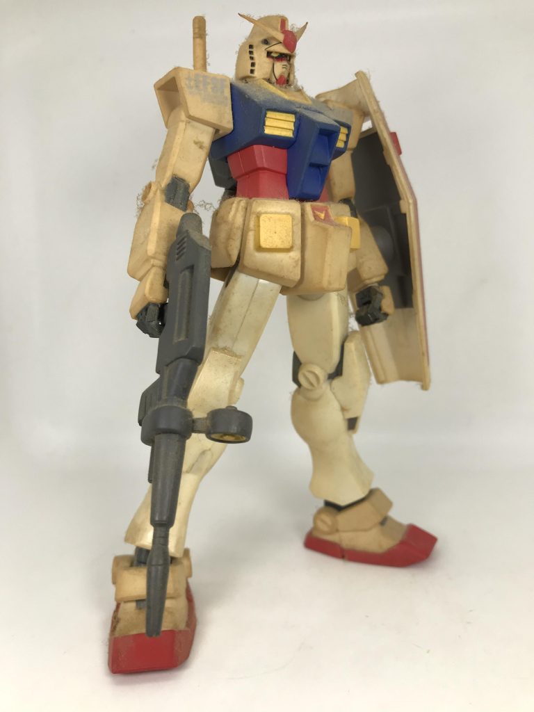 こちらが捨てようとしていたガンダムの汚ソフビ(天然ウェザリングのヤニリングだけ施している状態)