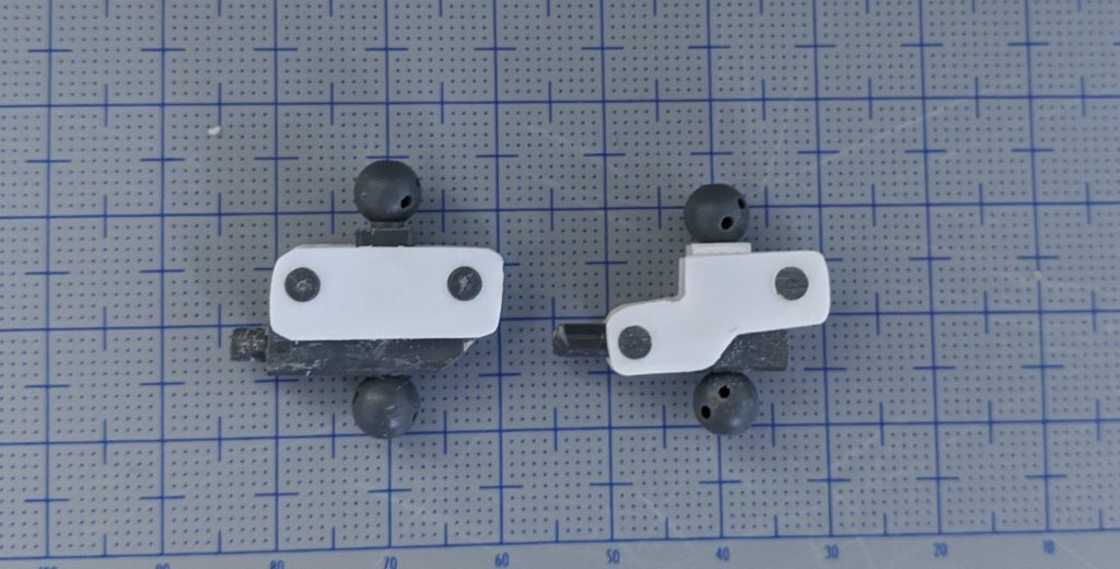 首可動こと胸部中央に仕込んだ可動がこれ(右側)。「下向き」「見上げ」両方できます。