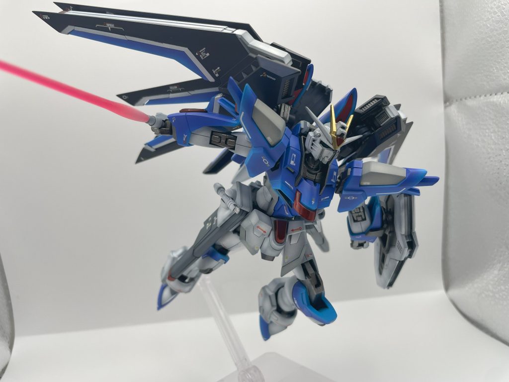 前回のエピオンは失敗を恐れて、サーベルエフェクトはノータッチでしたが、何事も挑戦、やらなきゃ上達はしない!と思い今回はグラデーションでビームサーベルの根元を塗装、いい塩梅がわからず失敗したのか、成功したのかもよくわかってはいません。