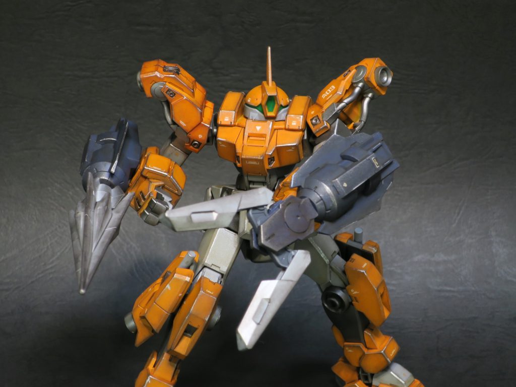 右手のプライヤーは開閉可能。これで敵機を挟みつぶしたり、拘束してドリルを叩き込む…的な妄想です。