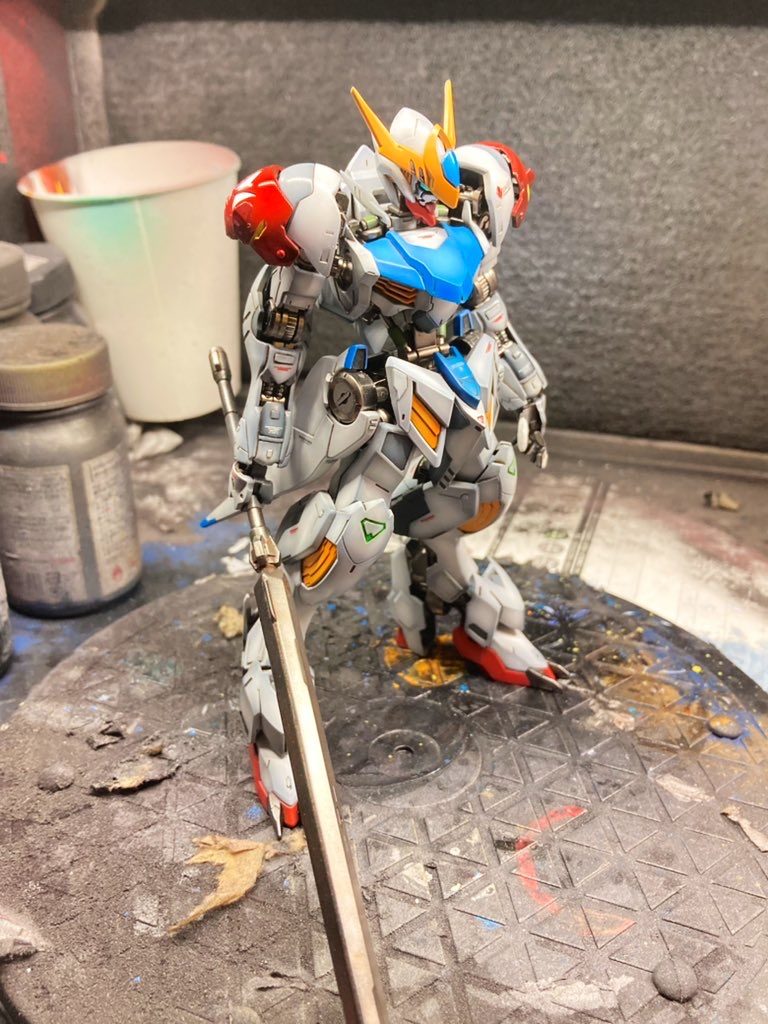 工作は腰の付け根で2mm延長。腕の合わせ目消しをした際に消えたモールドを作る位です。