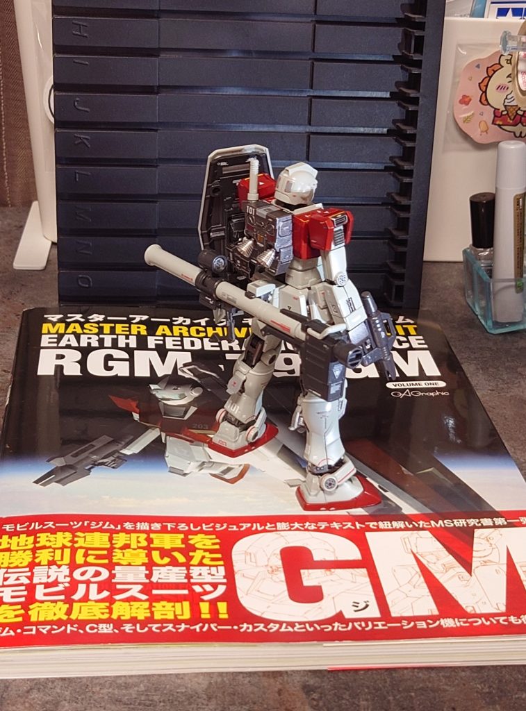 2024年1月制作開始。当初は2/6のジムの日にあわせてサクッと仕上げる予定が、書籍「マスターアーカイブ モビルスーツ ジム」を眺めているうちにいつの間にか色々手を加えるようになり。。気が付けば完成が4/6のジムの日になったというオチ?です。この本にはかっこいいジムが沢山掲載されていて本当にたまりません。。🤤今後、別のジム系機体を作る時にももちろん参考にしたいと思っています。