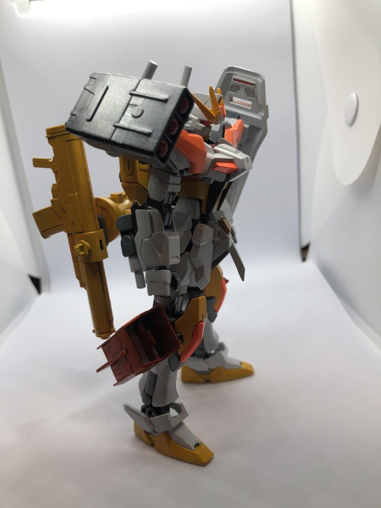 右肩にマウントされたミサイルはガンプラバトルアームアームズのものを使用しました。