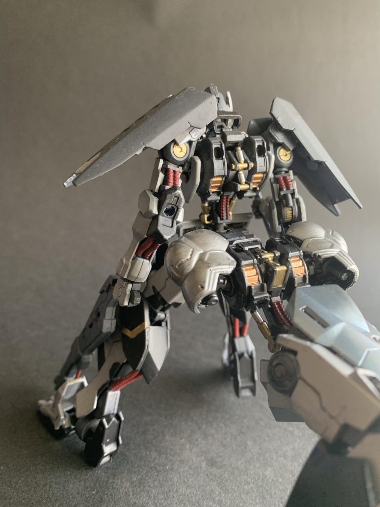 ガンダムフレームの機体はシリンダーやチューブ?等のデティールを塗ると急に印象が変わりますね。この部分好きです。