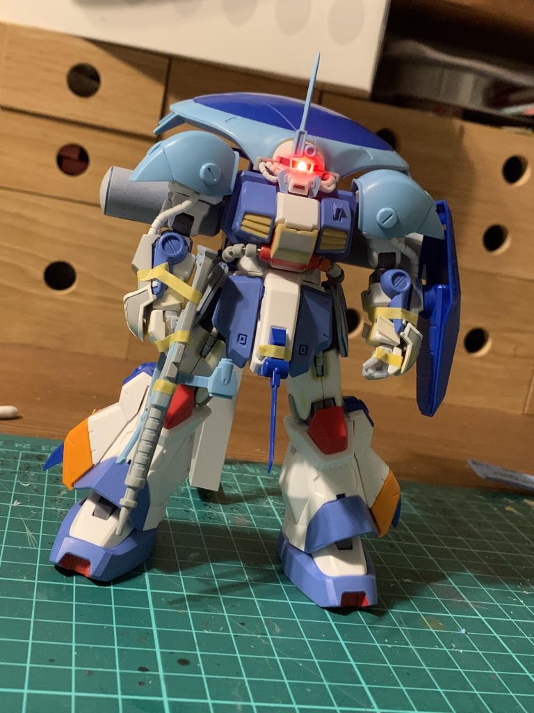 塗装前。ほぼほぼホビーハイザック。アイザックの特徴的な部分を拝借してます。UC仕様にする為にプラ板の積層で袖を作りました。