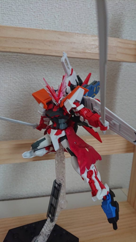 対艦剣レイティスアソードは二本装備されている実体剣。ビームに対抗することができ、ビームを切ることができる。しかし許容範囲があり、あまりにも強いビームは切ることができない仕様となっている。