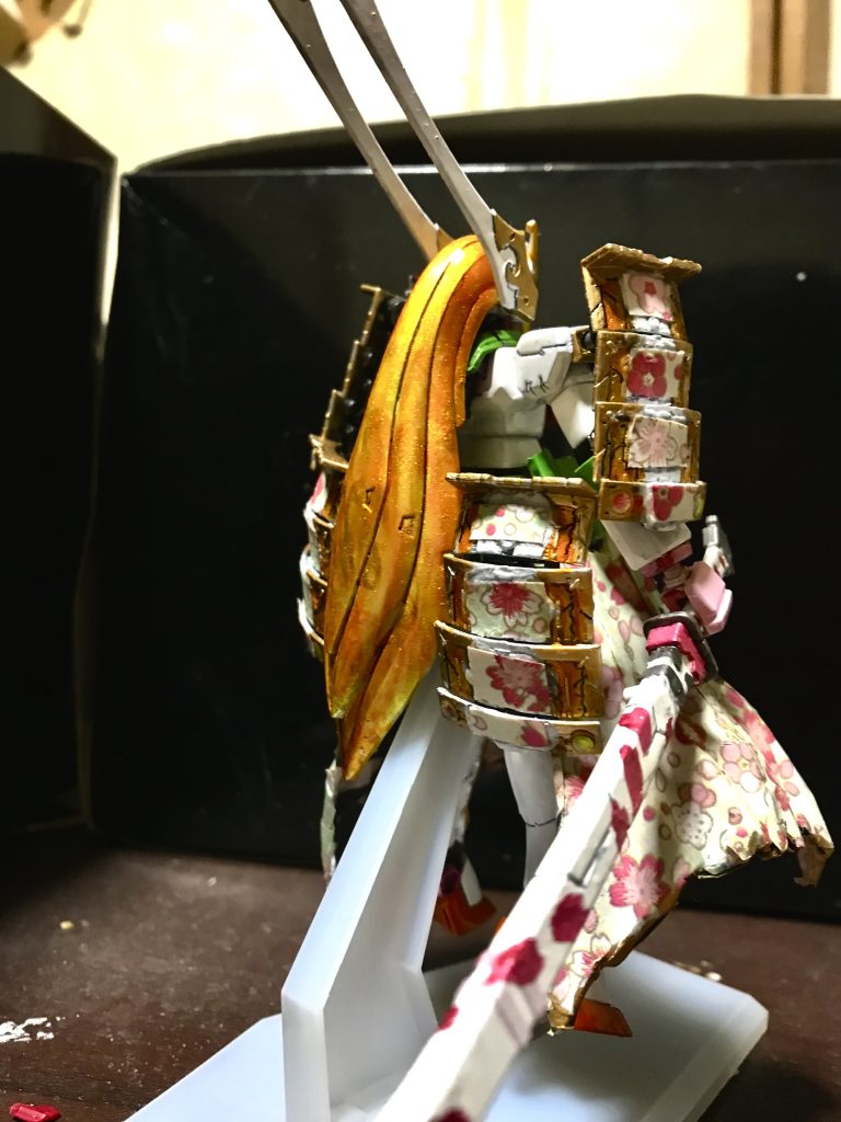 ノーマルヘッド後ろ姿､サイドアーマーはフェニーチェのビームマント?に表裏違う折り紙を貼ってみました｡桜開花中に間に合わせようと急いだので端は汚くなってしまいました。最後まで御覧いただきありがとうございました。