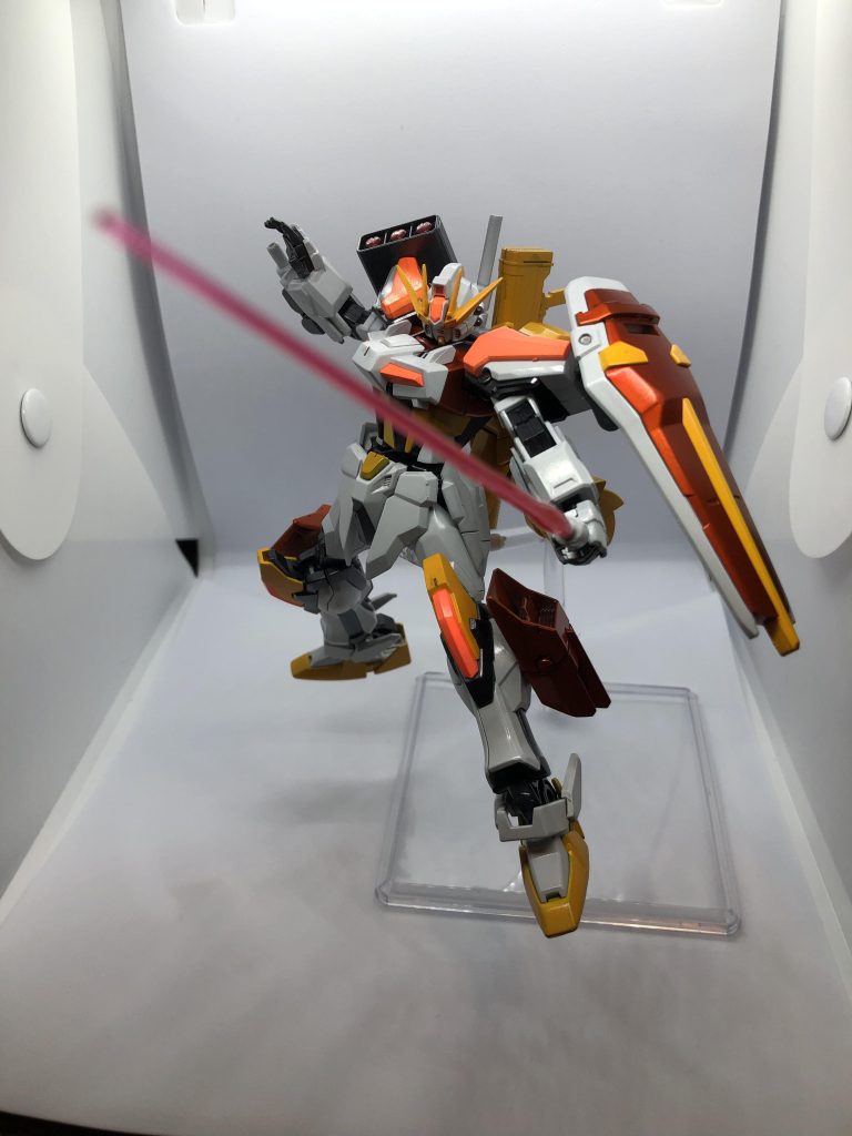 バックパック上部にはビームサーベルを2本装備。こちらはバトルアームズのパーツと適当な3ミリ軸（ランナー）をくっつけて加工したものになります。