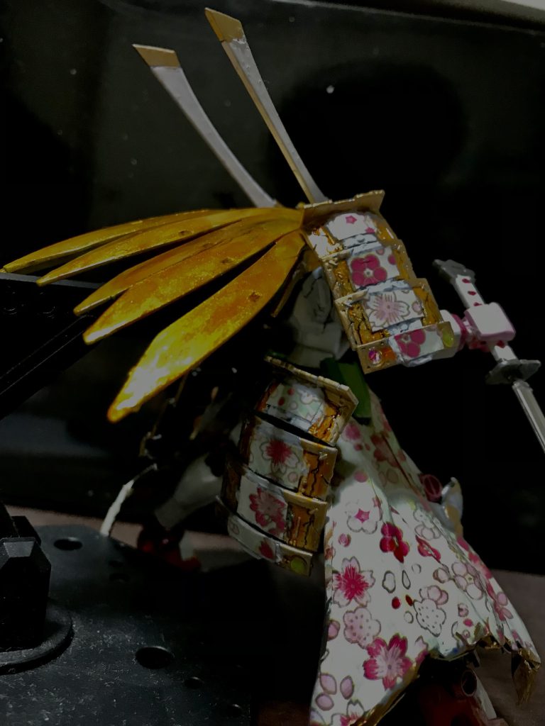 後ろ姿です｡鎧に100均の桜柄の折り紙を貼ってみました｡