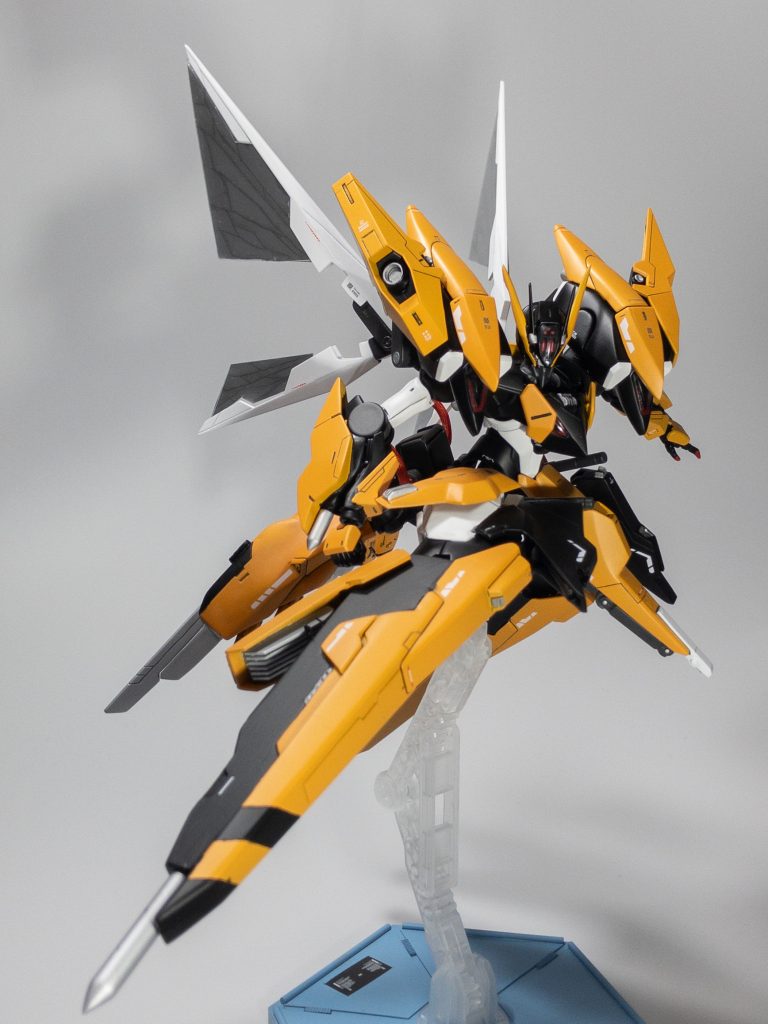 【ニードルパイル】脚部にある隠し武装。キックした流れで打ち込む。蜂の針をイメージ