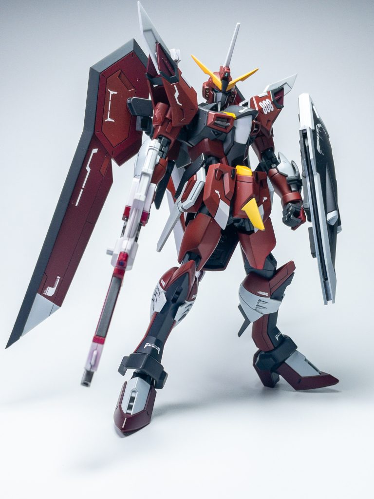 元の配色が赤服に近かったので全体的に色を濃くする感じになりました。差し色のイエローに加えてスカートと肩にモールド追加してホワイトを加えたことにより、まとまりが良くなったと思います。レッドの下地はガイアカラーのパープルサフを使用しています。ちなみにライフルはトップコートを過剰に吹きすぎて微妙にレッドが滲んでしまいました…