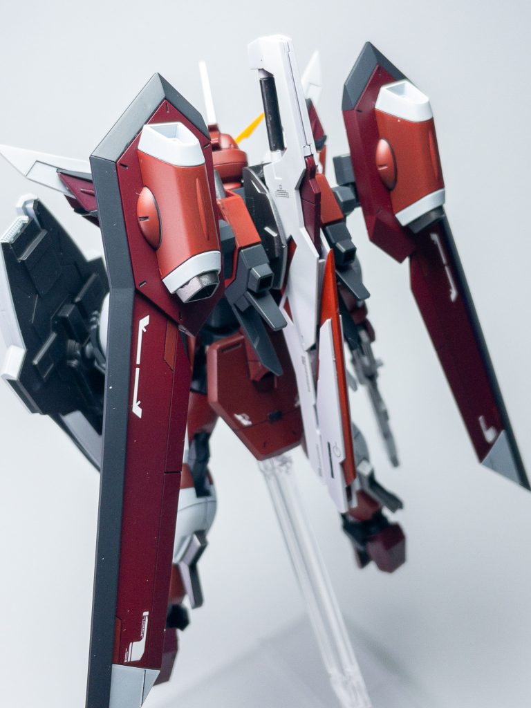 今回パーツが乾燥機によって変形してしまい泣く泣くパーツ注文したことにより完成がかなり遅くなってしまいました。その影響でいっそのこと変形機能をオミットして背部にみんな大好き対艦刀を装備しました。対艦刀はダブルオースカイ、マウントパーツはデスティニーのものとネオジム磁石で脱着できるようにしています。