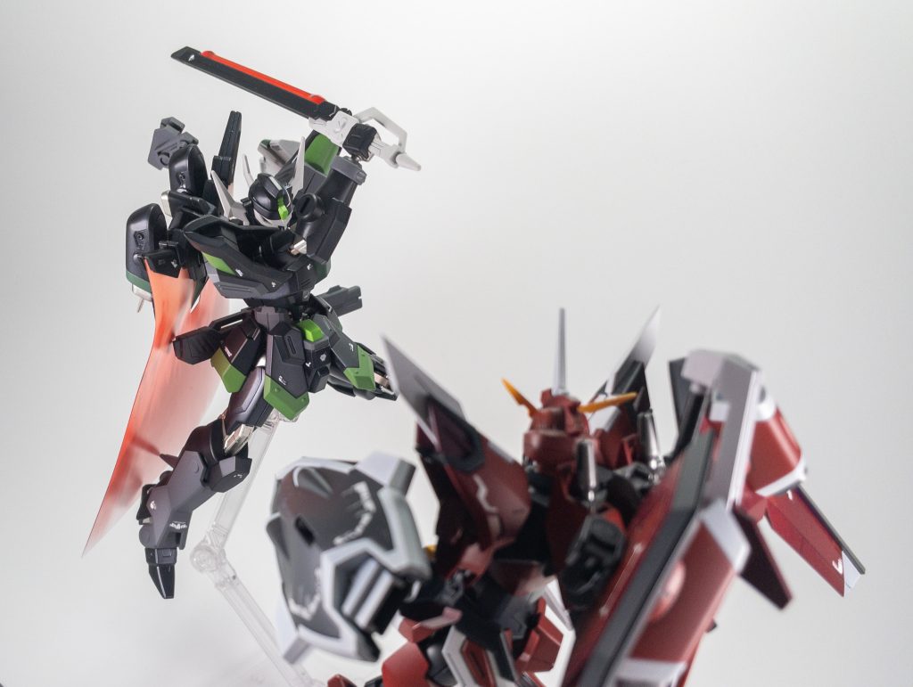 キャンディ塗装はシャインシルバーを下地にクリアブラックで表現しました。シヴァも制作中ですのでルドラとは違った表現で制作したいと思います