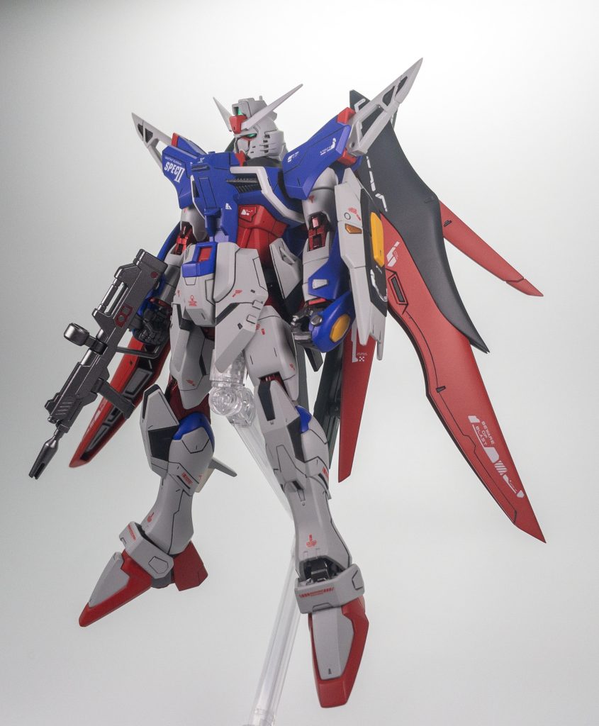 全体的に鋭利に加工し、以前制作したデスティニーとは違ったアプローチでディテール追加しています。RG版デスティニーはあまり評価がよろしくないですがパーツ単位で見たらHGのものより精密と思いましたので頭部は接続基部を延長して装着し、アロンダイトと名無し砲はそのまま使用、武装ラックはバックパックとの接続基部を切断接着して使用しています。