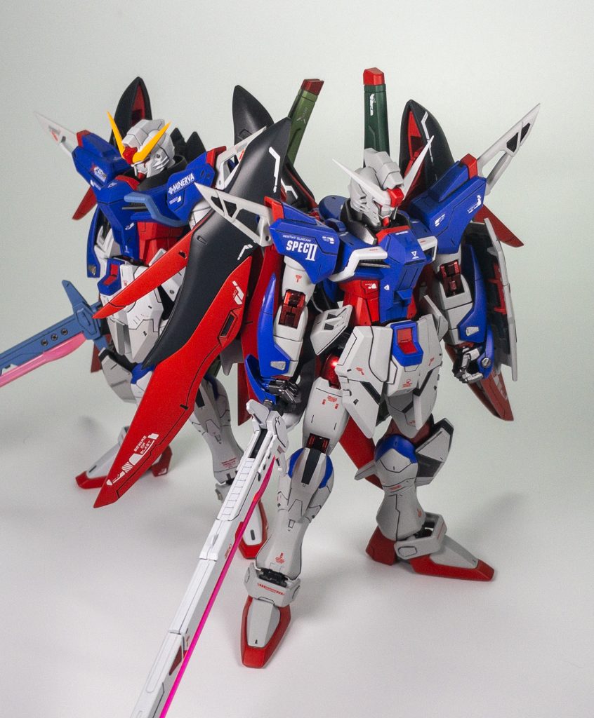 以前制作したデスティニーガンダムと並べて。
