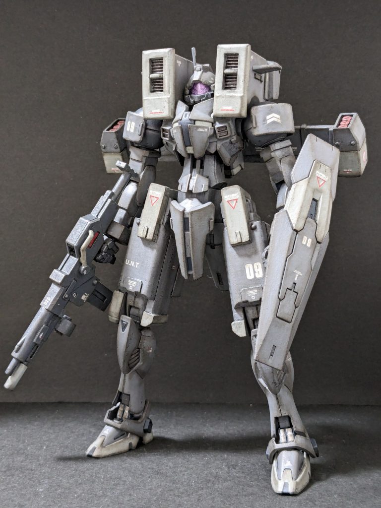 【立像正面】カラーリングは戦闘機調のグレーにしてウェザリング。兵装はグレネードランチャー付きのビームライフルとミサイルランチャー。