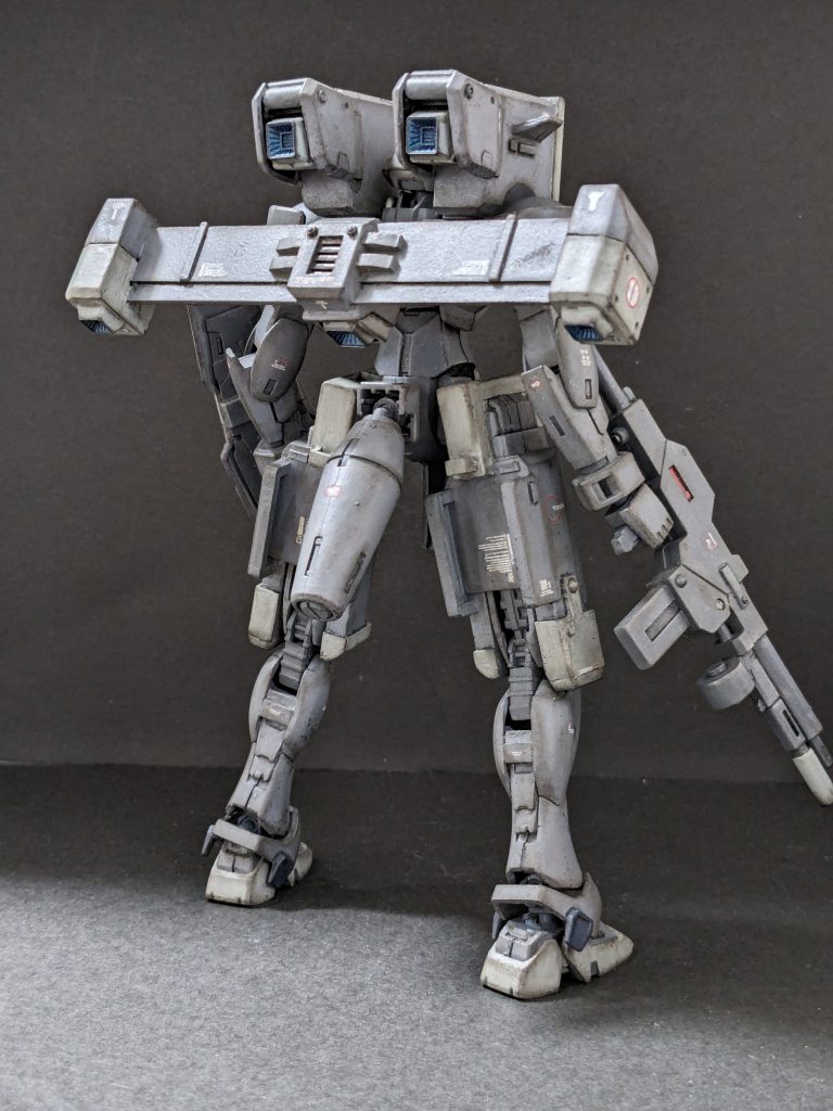 【立像背面】リアスカートは変形の際に干渉するので取っ払ってプロペラントタンクに換装。手持ち兵装のマガジン換装は空中だと落っことしそうなので、マガジンは大きめ(グレネードランチャーもバレルマガジンに)。