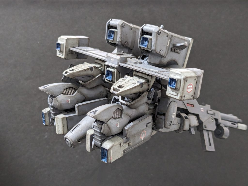 【飛行形態背面】後ろ姿はお気に入りです。やや不格好ですが、脚部の差替えなしでの変形・収納にはこだわりました。